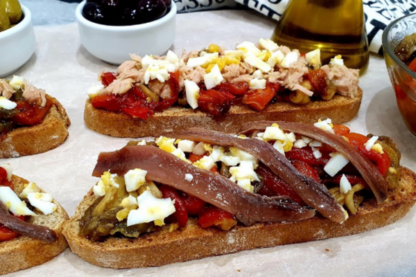 Foto de pa amb escalibada con anchoas